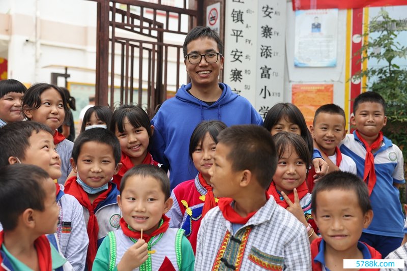 胡金南（后排中）与吉祥寨添富小学的孩子们    影相记者/任玉明